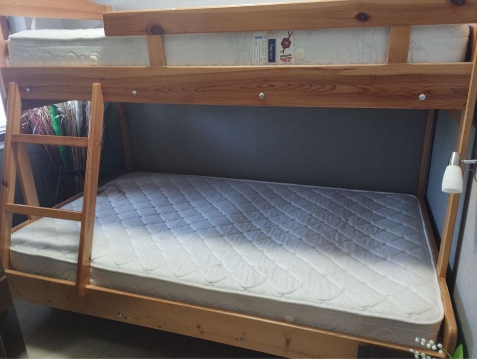 Двуетажно легло от естествено масивно дърво + 2 матрака