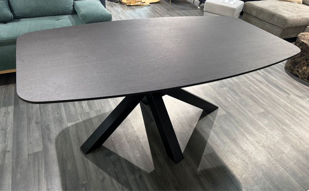 Vând masă dining 176cm lungime 96 latime 75inaltime desigilata pt poze