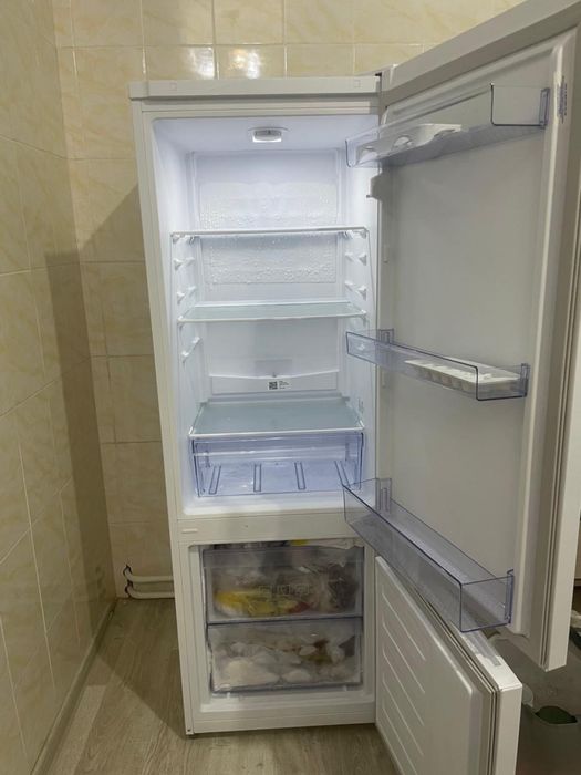 Холодильник BEKO B1RCSK251W белый