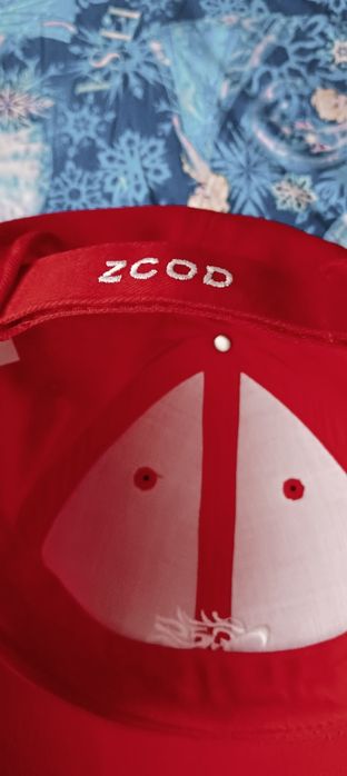 Червени летни шапки