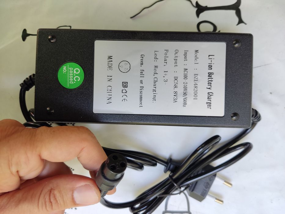 Incarcator trotineta electrica scuter output 58.8V 3 ah baterii 52v