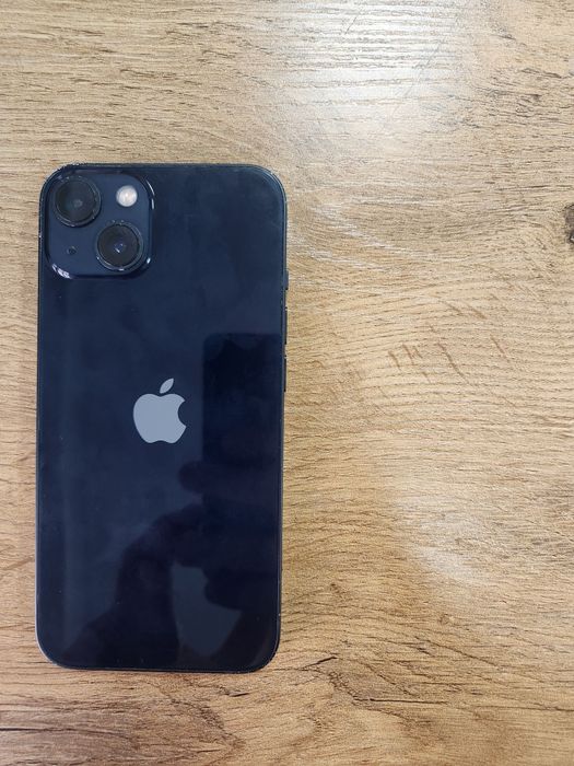 iPhone 13 qora korpusda bir nechta tirnalishlar bor