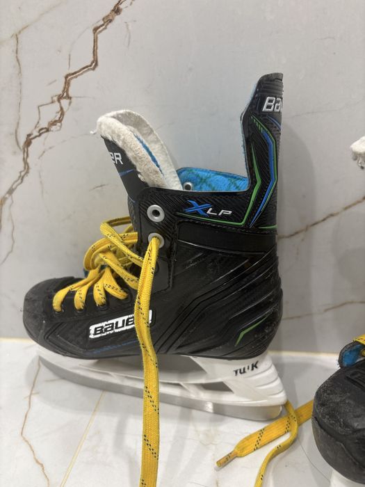 Продам коньки Bauer