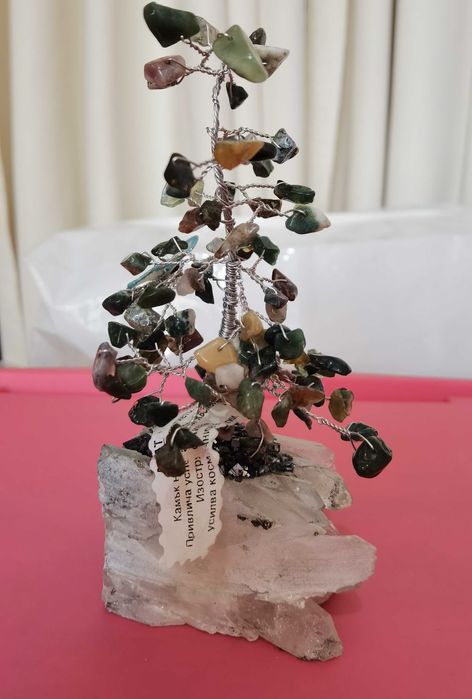 Дръвче от камъчета ахати и постамент кристал