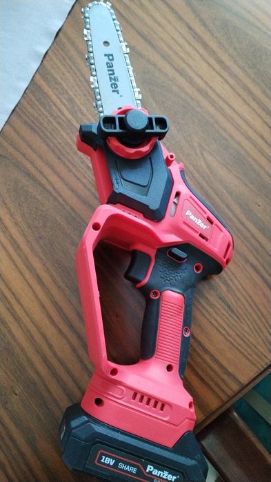 Fierăstrău cu acumulator 18V