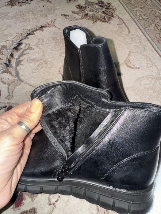 Продам женские зимние ботиночки