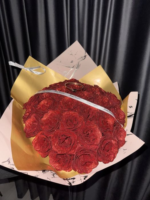 Buchet de trandafiri cu sclipici si bratara optional