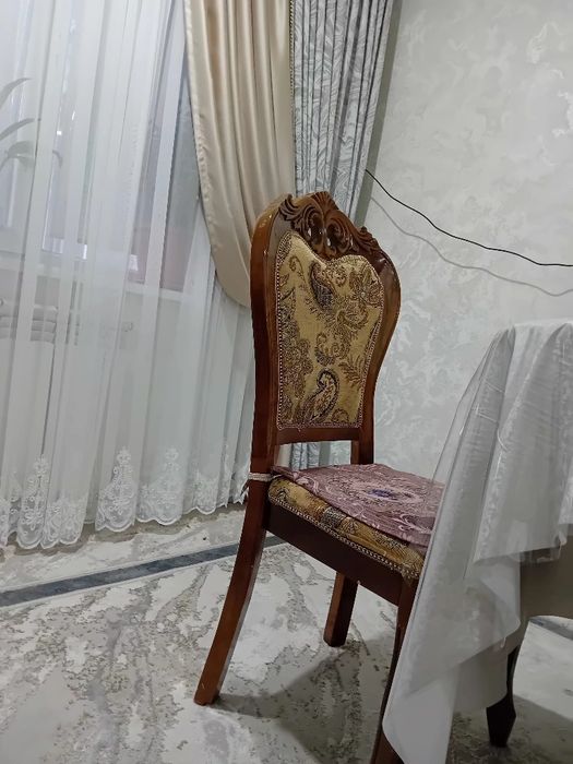 Продаю стол и стулья для гостиной