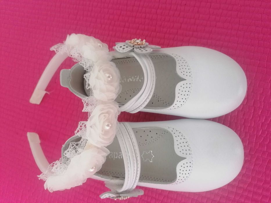 Бяла рокля и обувки за момиче