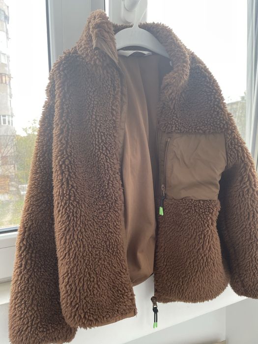 Vând pachet cu trei perechi de pantaloni și hăinuță pufoasă!