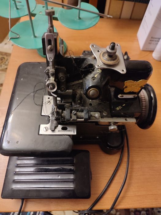 Продам оверлок 51