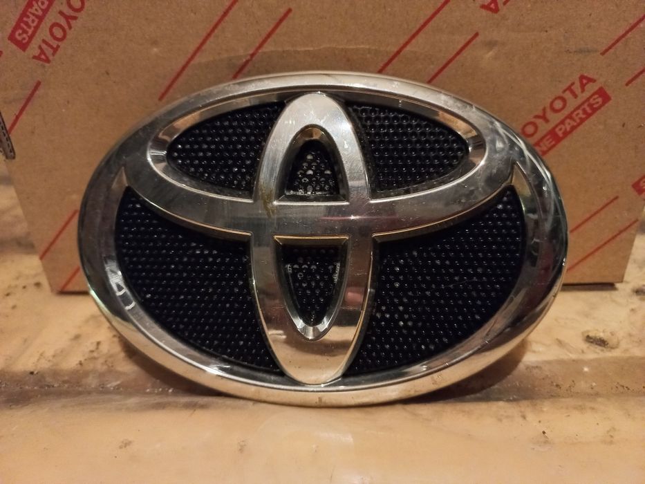 Емблеми за различни модели Тойота и Лексус