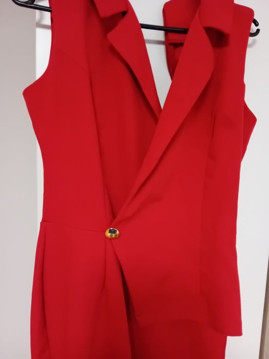 Vând salopeta roșie