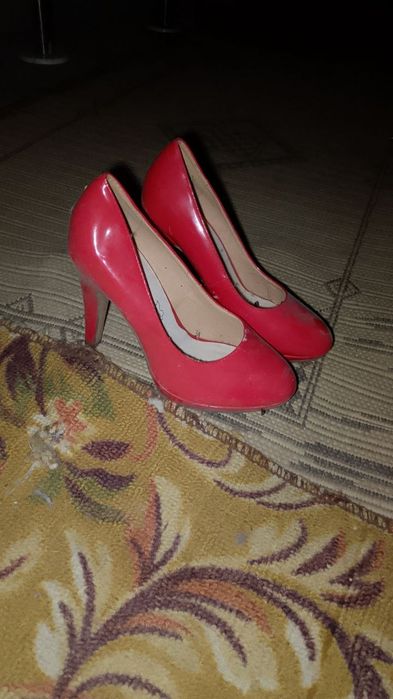 Аяқ кийм сатылады