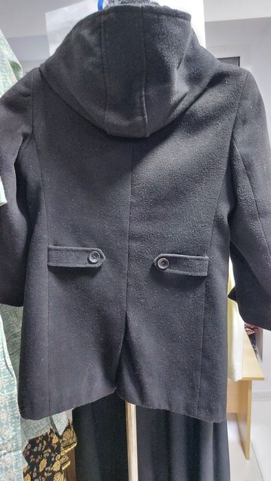 Yosh bolalar paltosi sotiladi