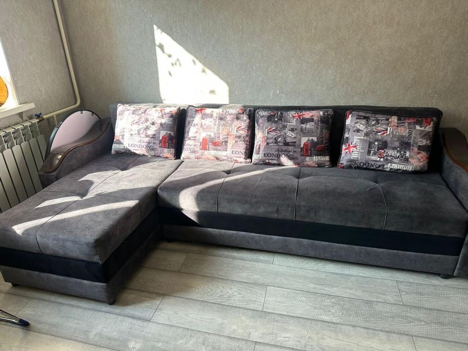 Диван для гостиной, в хорошем состоянии.