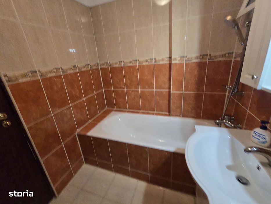 3 camere zona P-ța centrală priveliște spre pădure si râul Bistrița!