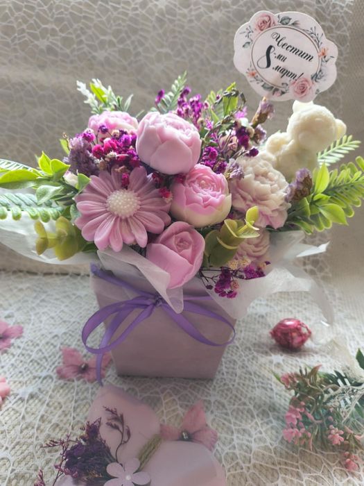 Подаръчни кошници и цветя от соев восък