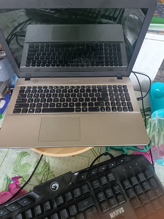 Vând laptopuri care merg