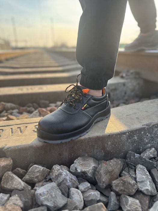 Maxsus poyabzal optom Har hil modeldan bor