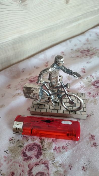 Фигурка пощальон с колело