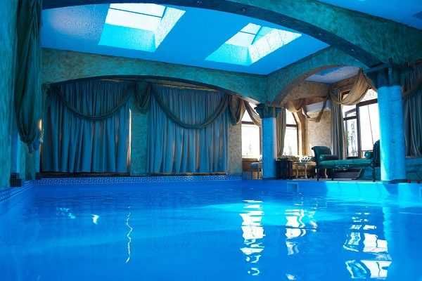 Хотел в Свети Влас с басейн на последния етаж.