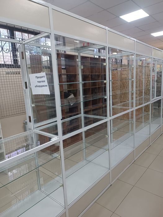 Продам б/у торговое оборудование (витрины)