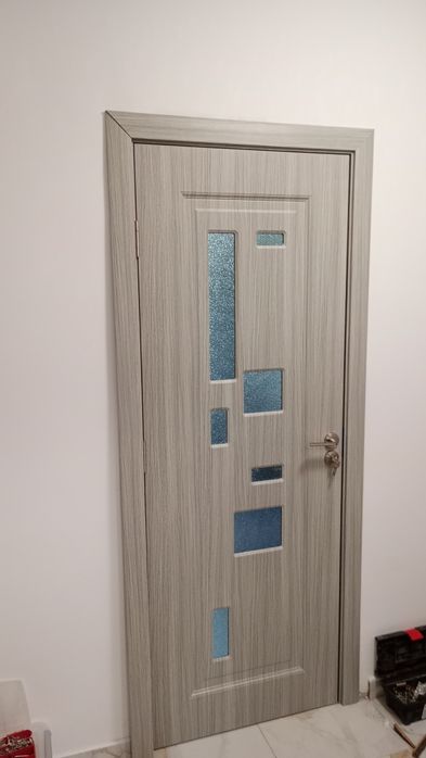 Montaj profesional  uși interior .