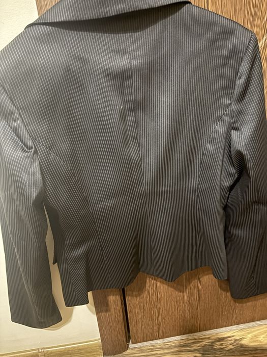 Дамско сатенено вталено сако.