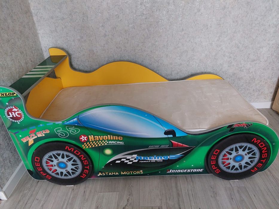 Продам детскую кровать машинку