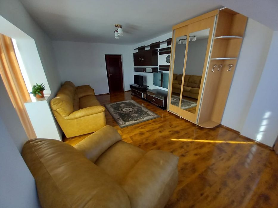 Închiriez apartament ultracentral cu vedere la parc etaj 2