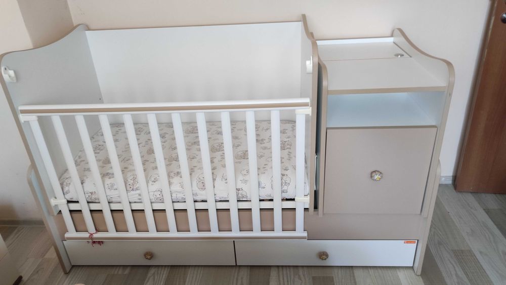 Детска кошара със люлеещ механизъм