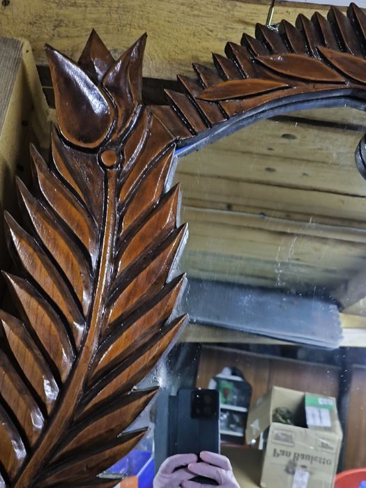 Oglinda sculptata manual din lemn lacuit-model cu lalele