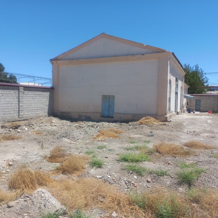 Eski shaxar Karmana  markazidan  bino sotiladi xoxlagan biznes joy