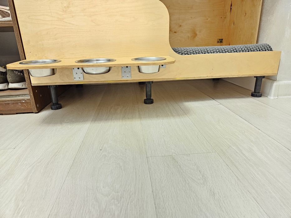 Домик для собаки с мисками и ящиками