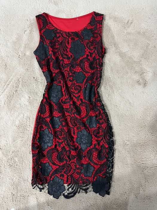 Rochie de ocazie roșie cu dantela neagră