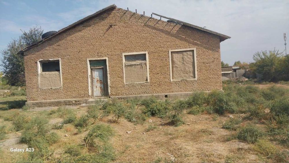 Koʻchmas mulk xizmat uyi va ayvon binosi