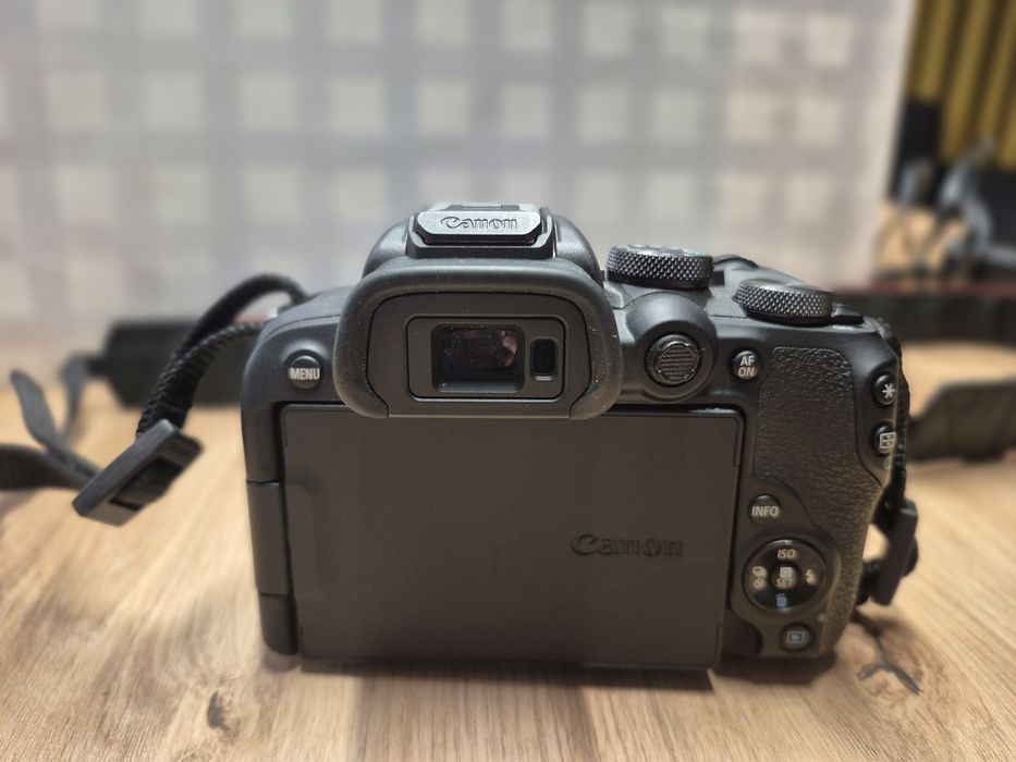 ПРОДАВАМ Пълен кит: Canon EOS R10 + RF 18-150mm + 2 Оригинални батерии + Чанта