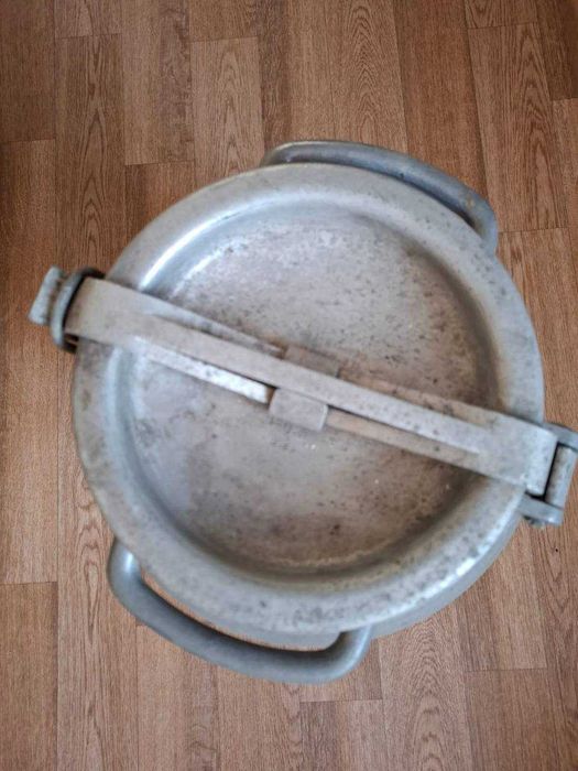 Бидон с крышкой .