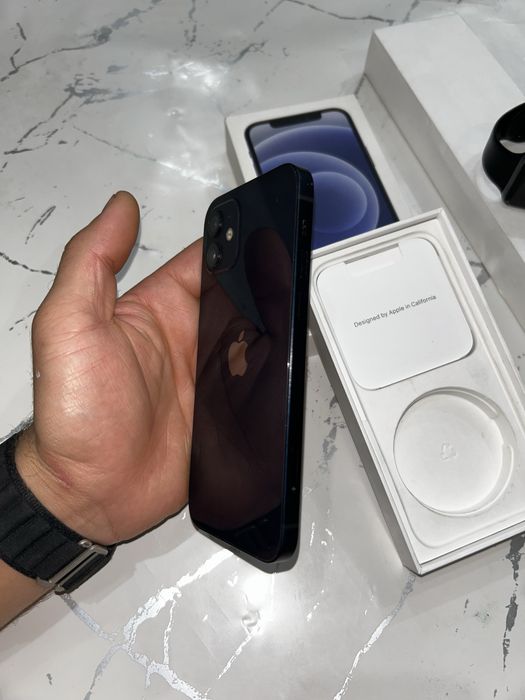 Продам iphone 12 на 64 гб