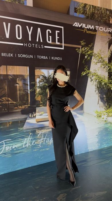 Черное платье с вырезом