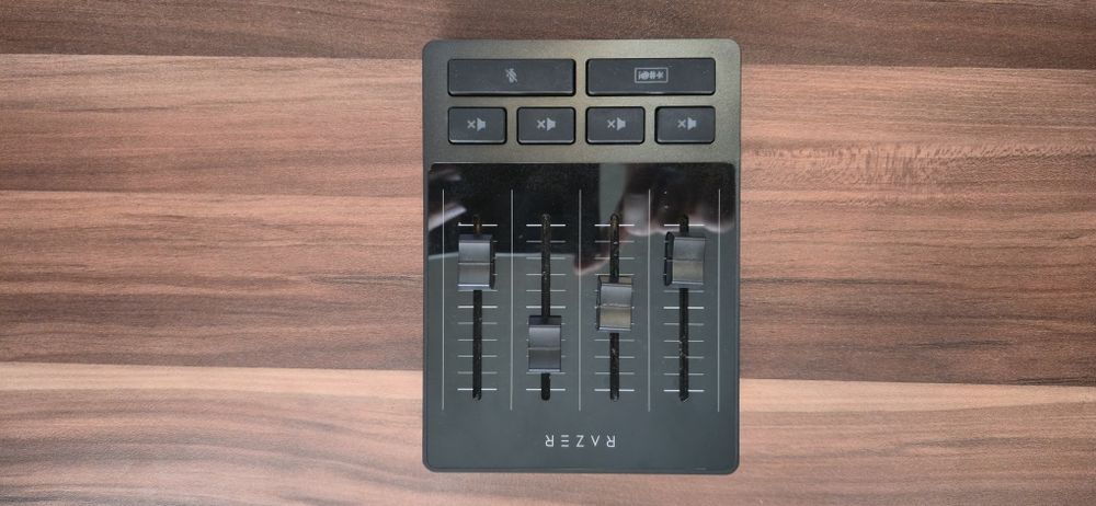 Комплект: HyperX - ProCast + кабел + Razer audio Mixer + стойка