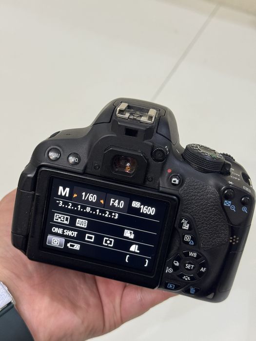 Canon EOS 700D с объективом