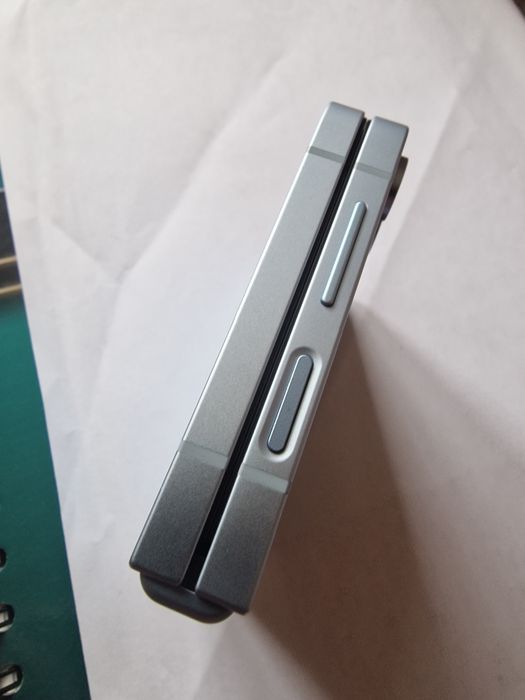 Продавам телефон Samsung Galaxy Z Flip6 5G 512GB 12GB RAM Dual