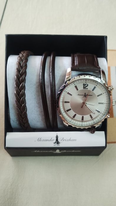 Чисто нов мъжки часовник с две кожени гривни.Отворен само за тестване.