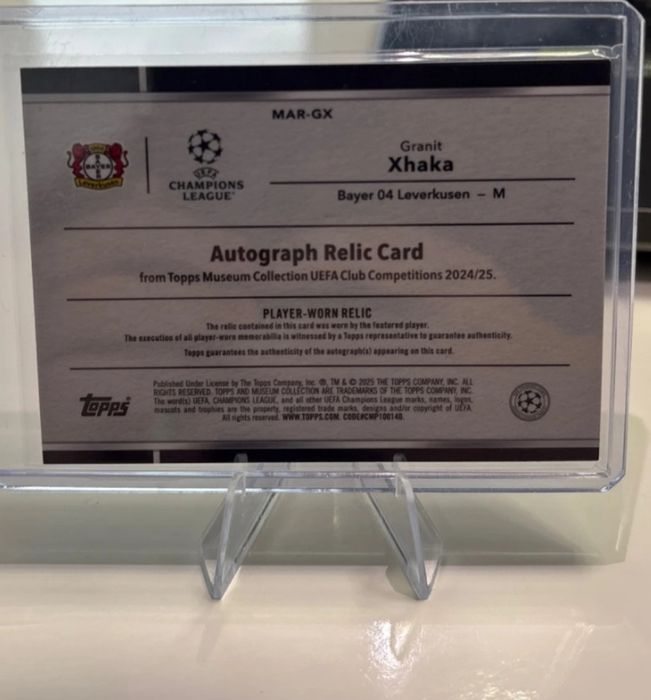 Card cu autograf și relicvă - Granit Xhaka Card oficial Topps Museum Collection UEFA Club Competitions 2024/25, seria MAR-GX.