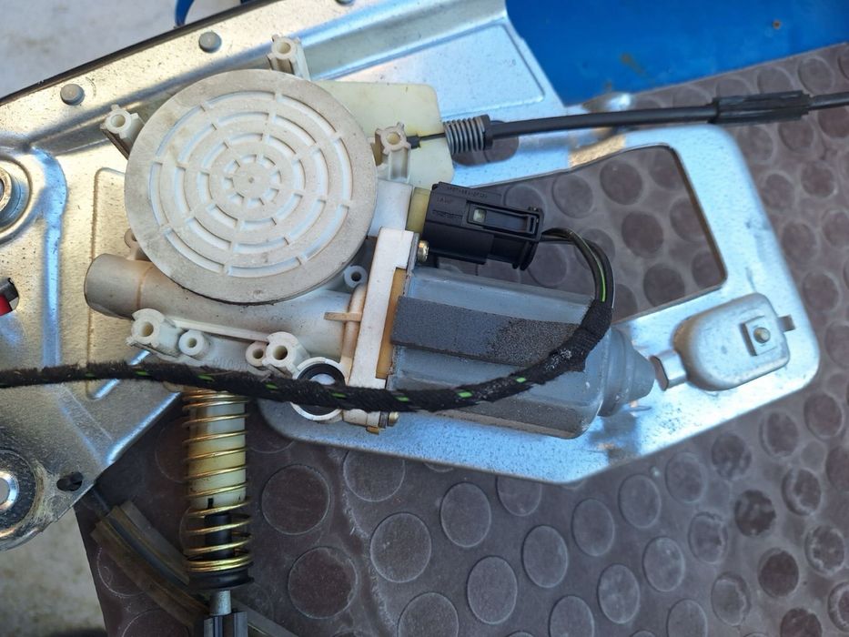 Стъклоповдигач БМВ Е39 преден ляв