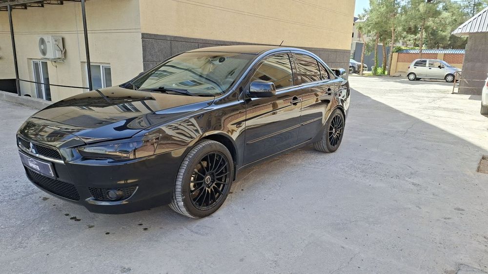 Срочно продаю мицубиси лансер