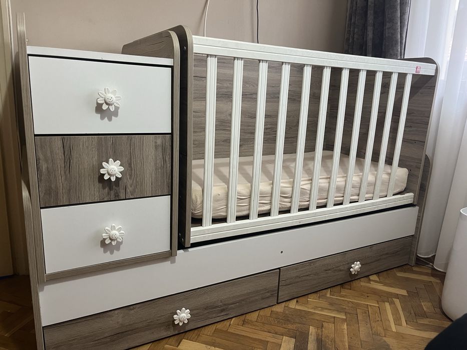 Бебешка кошара с матрак, люлеещ механизъм, трансформираща в легло