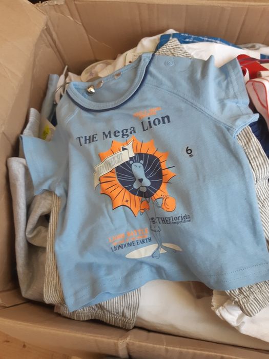 Vând îmbrăcăminte noua la palet